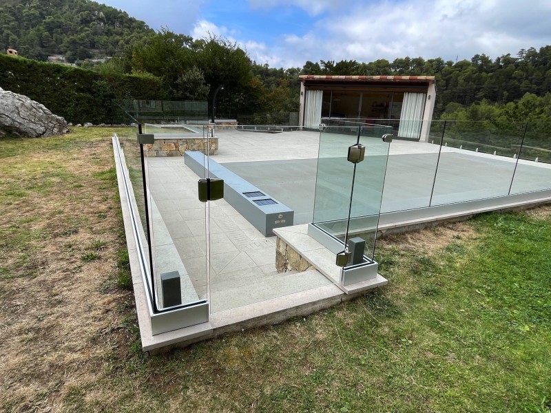 Pose de barrière de piscine en verre sur rail aluminium à Peille près de Nice