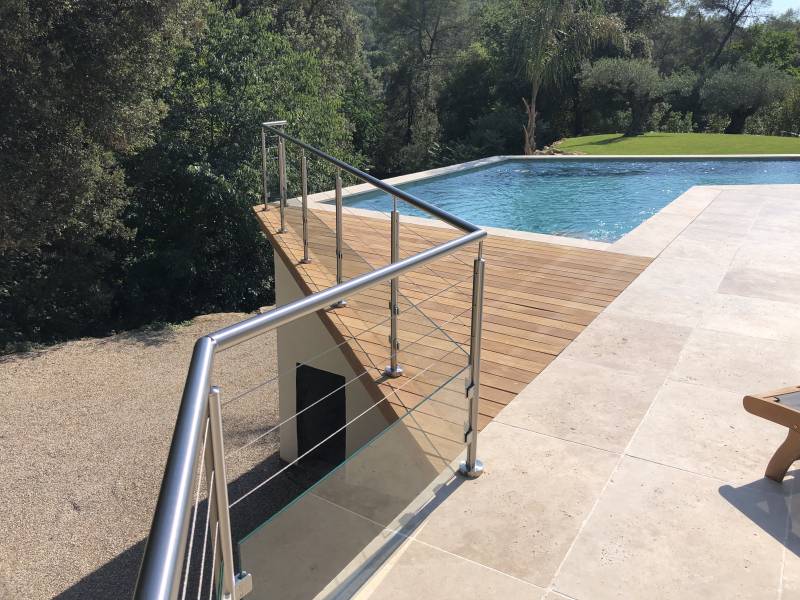 La main-courante en inox est parfaitement articulée pour épouser la forme de la terrasse.